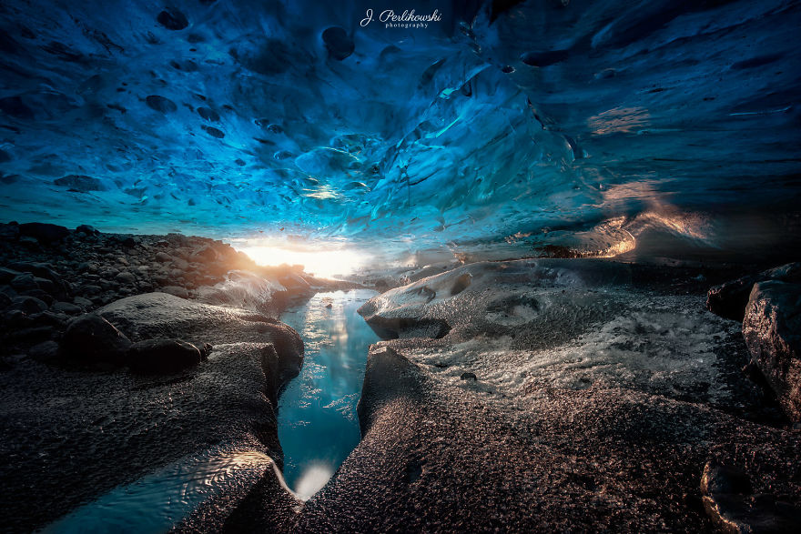 Read more about the article Magical Ice Caves In Iceland
