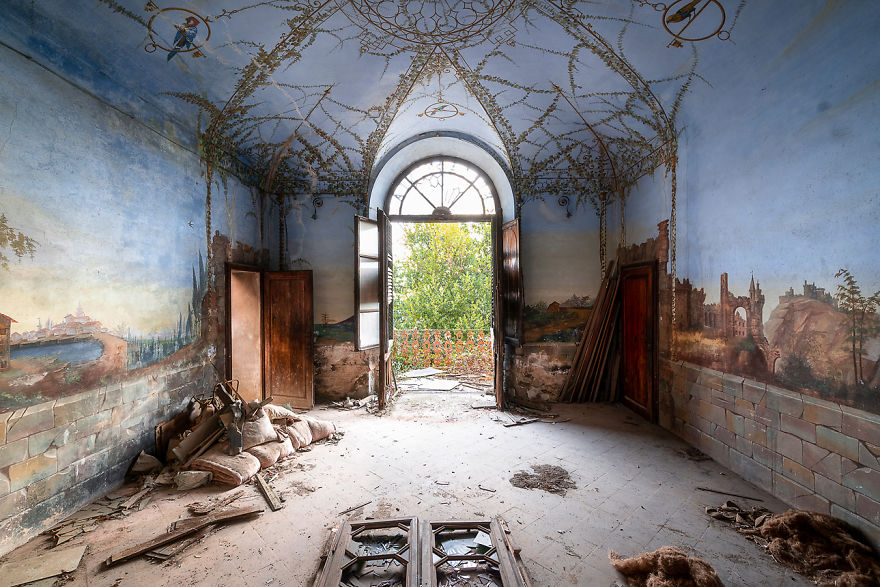 You are currently viewing Breathtaking Paintings And Frescoes In Abandoned Places In Italy